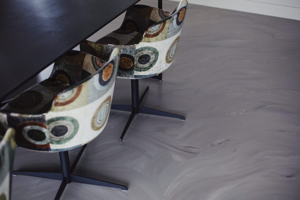 Stoelen eettafel en vloer