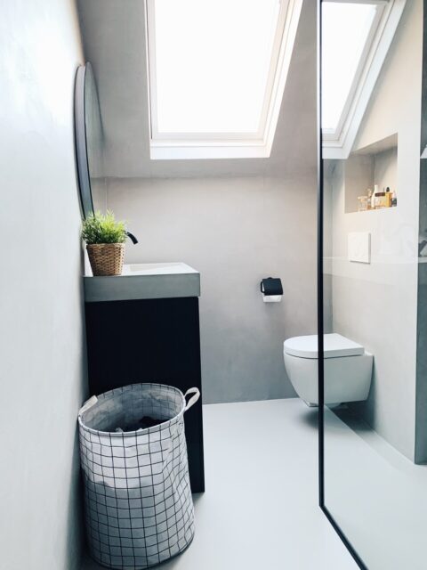 Gietvloer in badkamer met douche