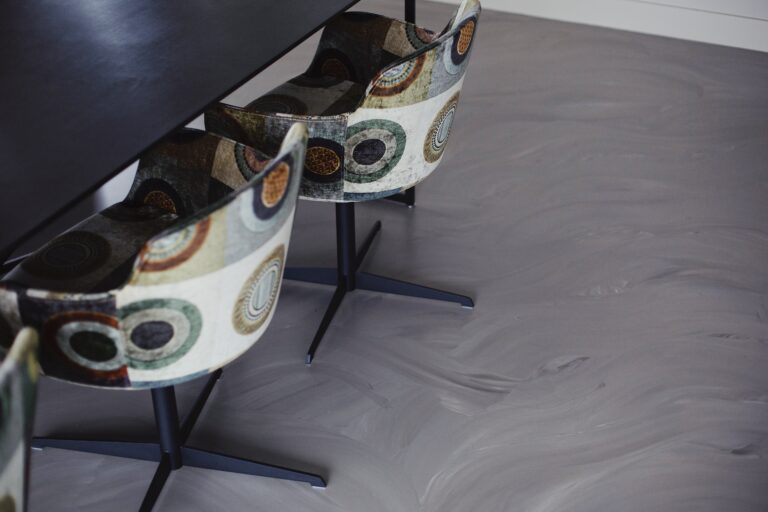 Grijze gietvloer met betonlook