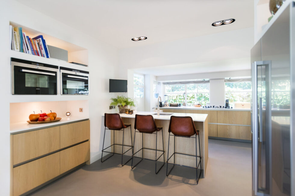 Gietvloer in woonkeuken met bar