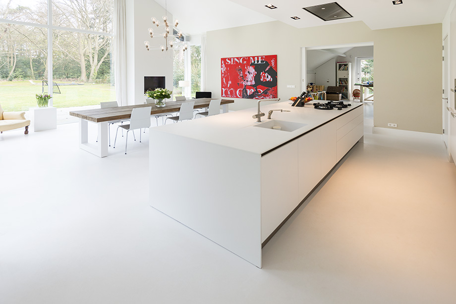 Welke ondervloer is geschikt voor een gietvloer? 1 Lichte gietvloer met witte keuken