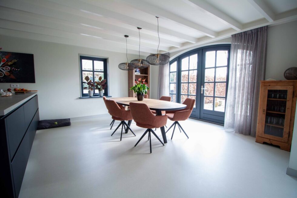 Gietvloer in keuken met eettafel