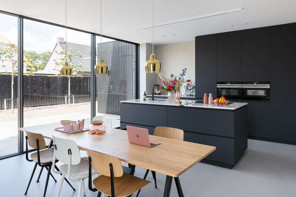 Gietvloer in keuken met kookeiland en eettafel