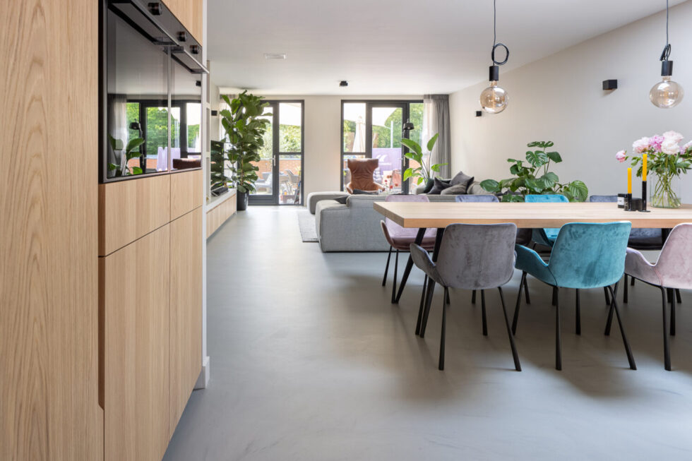 Gietvloer in houten keuken met eettafel