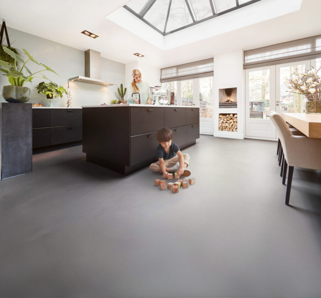 EPI gietvloer met spelend kind