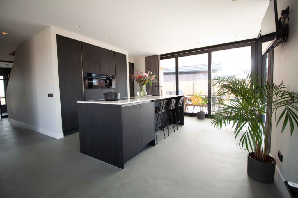 EPI gietvloer donkergrijs met donkere keuken